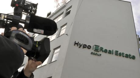 Ein Kameramann steht vor der damaligen Zentrale der Hypo Real Estate (HRE).