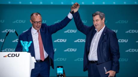 Friedrich Merz (l), CDU-Bundesvorsitzender, steht neben Markus Söder (CSU), Ministerpräsident von Bayern, nach dessen Rede beim CDU-Bundesparteitag.