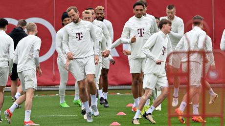 Die Spieler des FC Bayern München nehmen am Abschlusstraining auf dem Vereinsgelände teil.