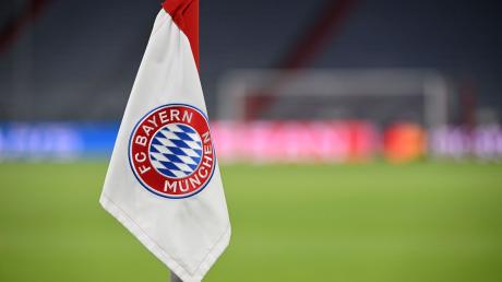 Das Vereinswappen des FC Bayern München auf einer Eckfahne.