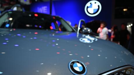 Das Logo von BMW prangt auf der Motorhaube eines BMW-Autos.