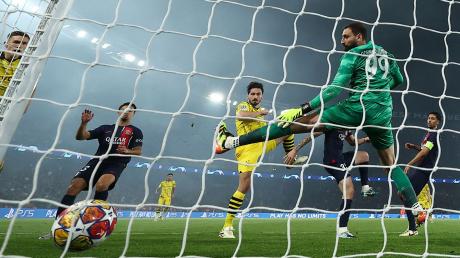 Dortmunds Mats Hummels (M) erzielt das Tor zum 0:1 gegen Torhüter Gianluigi Donnarumma (r) von PSG.