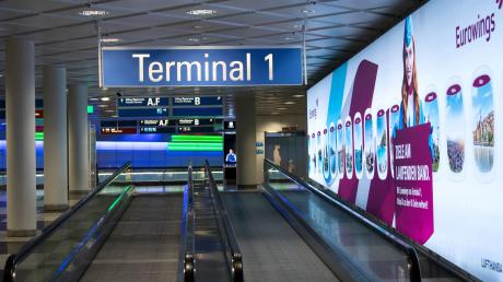 Fast menschenleer zeigt sich das Terminal 1 am Flughafen München.