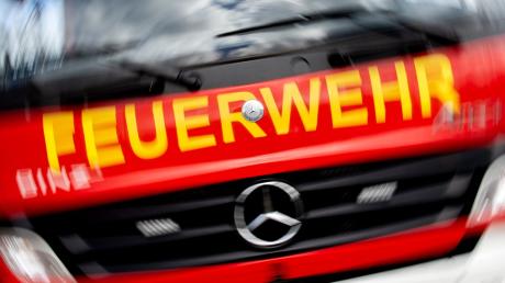 Zum Brand unter einer Dach-Solaranlage wurde die Feuerwehr am Freitag im Todtenweiser Ortsteil Sand gerufen. .