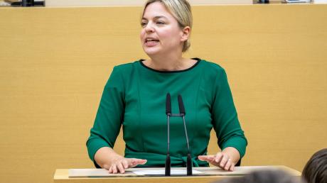 Grünen-Fraktionschefin Katharina Schulze hat die anstehende Rom-Reise von Ministerpräsident Söder scharf kritisiert.