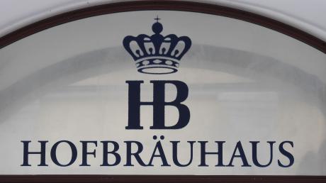 Das Logo des Wirtshaus Hofbräuhaus ist über den Eingang zu lesen.
