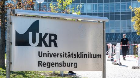 „Universitätsklinikum Regensburg“ steht auf einem Schild vor der Klinik.