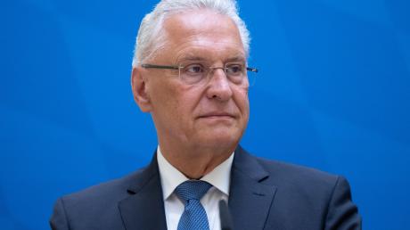 Joachim Herrmann (CSU), Innenminister von Bayern, nimmt im Innenministerium an einer Pressekonferenz teil.