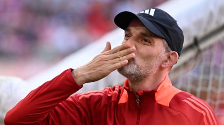 Münchens Trainer Thomas Tuchel wirft den Fans einen Kuss zu.