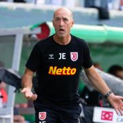 Trainer Joe Enochs von Regensburg möchte mit seinem Team in die 2. Bundesliga. Hier sind alle Infos zum Rückspiel in der Relegation gegen Wiesbaden. 