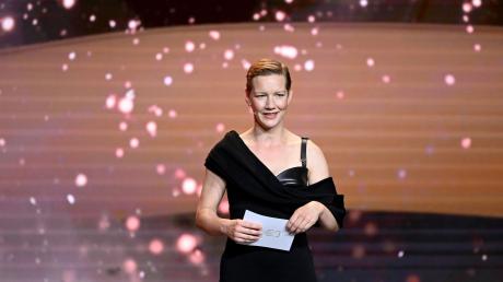 Schauspielerin Sandra Hüller steht bei der Verleihung des Deutschen Filmpreises auf der Bühne.