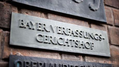 Der Schriftzug «Bayer. Verfassungsgerichtshof» ist auf einem Schild am Bayerischen Verfassungsgerichtshof zu sehen.