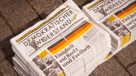 Zwei Pakete der Zeitung "Demokratischer Widerstand".