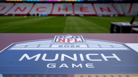 Ein Logo mit der Aufschrift "NFL Munich Game" ist an einer Bande zu sehen. Beim Deutschland-Spiel der NFL im Herbst 2024 in München treffen die Carolina Panthers auf die New York Giants.