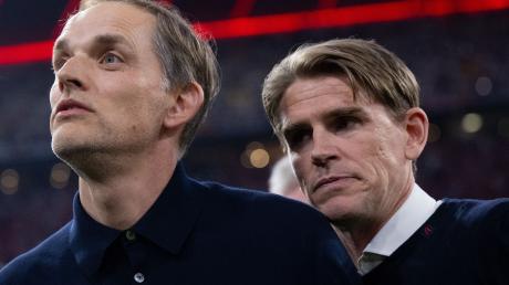 Trainer Thomas Tuchel (l) und Christoph Freund, Sportdirektor von München, kommen vor dem Spiel in das Stadion. Die Bayern-Bosse verhandeln mit Coach Tuchel nach Medienberichten über einen überraschenden Verbleib.