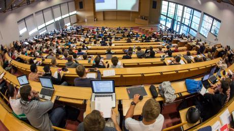 Studenten verfolgen an der Technischen Universität in Ilmenau (Thüringen) eine Vorlesung