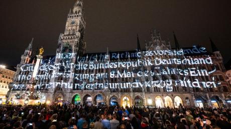 EineAudio-Video-Inszenierung wird an der Fassade des Münchner Rathauses gezeigt.