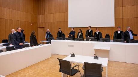 Oliver Bellenhaus (l-r), Mitangeklagter im Wirecard-Prozess, der früheren Wirecard-Vorstandschef Markus Braun sowie die Anwältinnen Maria -Theresa Herzog und Theres Kraußlach stehen beim Eintreten der Kammer im Gerichtssaal an ihrem Platz.