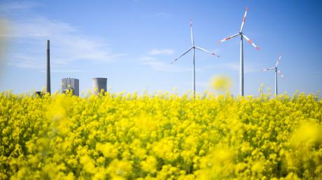 Windräder und das Kohlekraftwerk Mehrum stehen hinter einem Rapsfeld. Die Koalition hat sich auf einen Plan geeinigt, mit dem Verfahren bei Windrädern beschleunigt werden sollen.