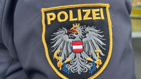 Das Emblem der österreichischen Polizei auf einer Uniform.