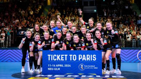 Die Spielerinnen der deutschen Handball Nationalmannschaft jubeln nach dem Spiel mit dem "Ticket to Paris" über die Qualifikation für die Olympischen Spiele 2024 in Paris.