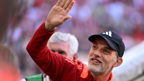 Münchens Trainer Thomas Tuchel winkt den Fans vor dem Spiel zu.