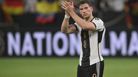 Deutschlands Leon Goretzka applaudiert den Fans nach dem Spiel.