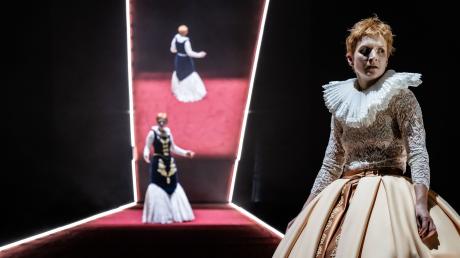 Pia Händler (l.) und Lisa Stiegler sind in einer Szene des Dramas «Maria Stuart» von Friedrich Schiller zu sehen, das am Münchner Residenztheater neu inszeniert wurde.