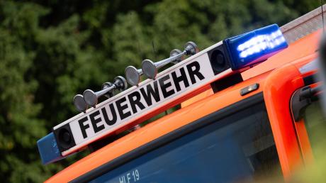 Ein 36-Jähriger hat in Schrobenhausen versehentlich eine Hecke in Brand gesetzt. Die Feuerwehr wurde dem Feuer schnell Herr.