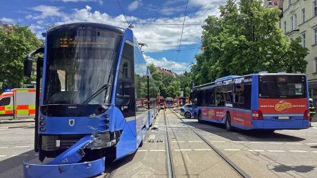 Blick auf die Unfallstelle in München, wo eine Tram mit einem Linienbus kollidierte.