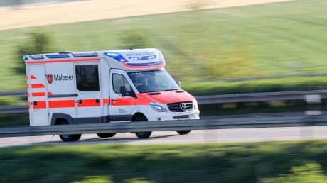 Die Fahrerin eines Rettungswagens wurde bei einem Unfall in Jettingen leicht verletzt.