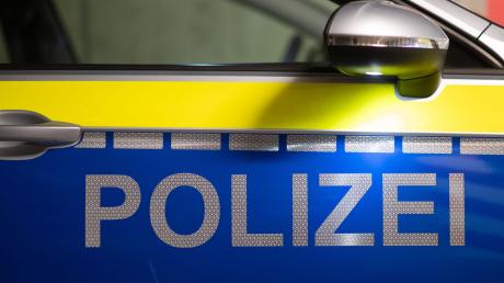 Ein betrunkener Mann schlief vor einem Polizeiauto in Augsburg. 
