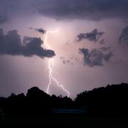Der Deutsche Wetterdienst warnt für Donnerstag und Freitag vor Starkregen und Gewittern. 