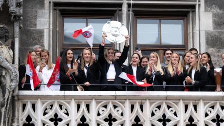 Die Spielerinnen des FC Bayern jubeln mit der Meisterschale auf dem Rathausbalkon.