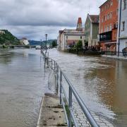 Eine Uferstraße in Passau ist vom Hochwasser überschwemmt.
