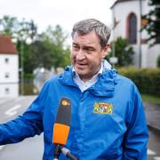Markus Söder gibt am Rande eines Besuchs anlässlich Hochwasserlage an einer überfluteten Straße nahe der Donaubrücke ein Interview. Am Dienstag hat Söder die Sofortmaßnahmen für von Hochwasser Betroffene vorgestellt.