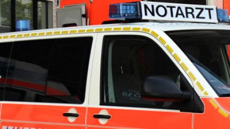 Ein Arbeiter hat sich in Obergriesbach (Kreis Aichach-Friedberg) beim Sturz von einem Gerüst schwer verletzt.