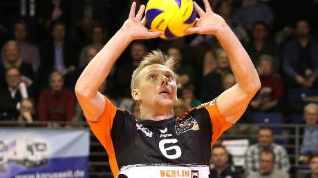 Sergej Grankin von den Berlin Volleys am Ball.