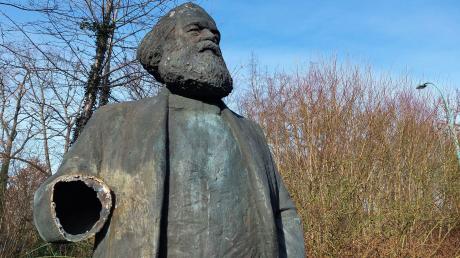 Die rechte Hand fehlt dem Denkmal von Karl Marx.