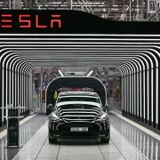 Ein Elektrofahrzeug vom Typ Model Y steht zur Eröffnung der Tesla Gigafactory in Brandenburg auf dem Band. Nun wird das Werk vorübergehend geschlossen.