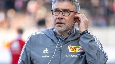 Trainer Urs Fischer von Union Berlin spricht im Interview vor Spielbeginn.