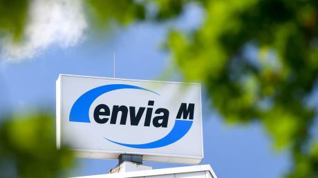 Das Logo des Energiedienstleisters EnviaM dreht sich auf dem Dach der Unternehmenszentrale.