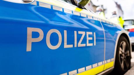 Nach einer Sprühattacke auf einen Reisebus in Ecknach sucht die Aichacher Polizei nun Zeugen.