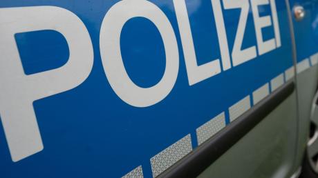 Die Polizei sucht nach Zeugen zu einer Sachbeschädigung in Meitingen. Dort warf ein Unbekannter mit Steinen gegen ein Auto. 