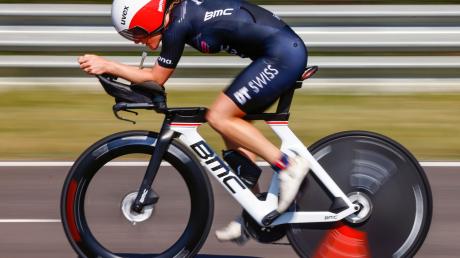 Die britische Sportlerin Katrina Matthews fährt Rad auf dem Lausitzring.