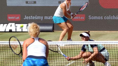 Sabine Lisicki (hinten) spielt eine Vorhand während Biana Andreescu am Netz hockt.