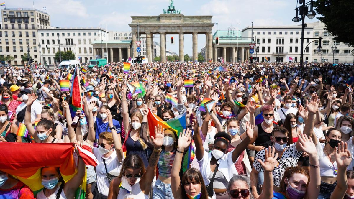 #Christopher Street Day: Lesbisch-schwules Straßenfest: CSD-Feierlichkeiten beginnen