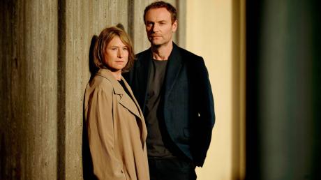 Die Schauspieler Corinna Harfouch und Mark Waschke bei den Dreharbeiten für den Berliner "Tatort".