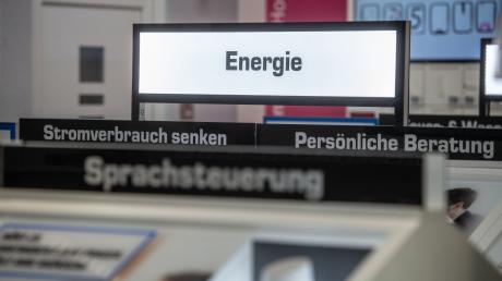 "Energie" steht hier auf einem Schild in einem Elektronikmarkt in Ingolstadt. Die hohen Energiepreise treiben die Unternehmen in der Region um.
