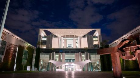 Das Gebäude des Bundeskanzleramtes bei Nacht.